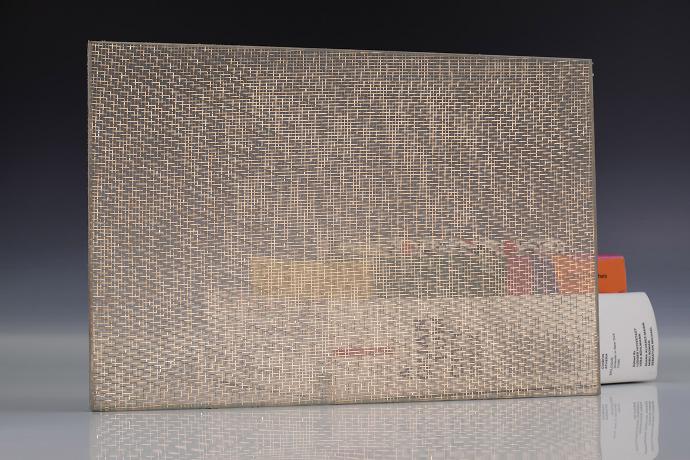 Bronze weave - plain weave mesh - metalne mreže - uzorak Četverokutni komad stakla s bakrenom mrežicom i knjige na neutralnoj pozadini