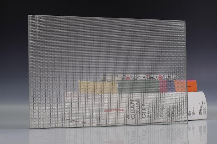 Multiple silver - multiple weft mesh - metalne mreže - uzorak Četverokutni komad stakla sa srebrnom mrežicom i knjige na neutralnoj pozadini