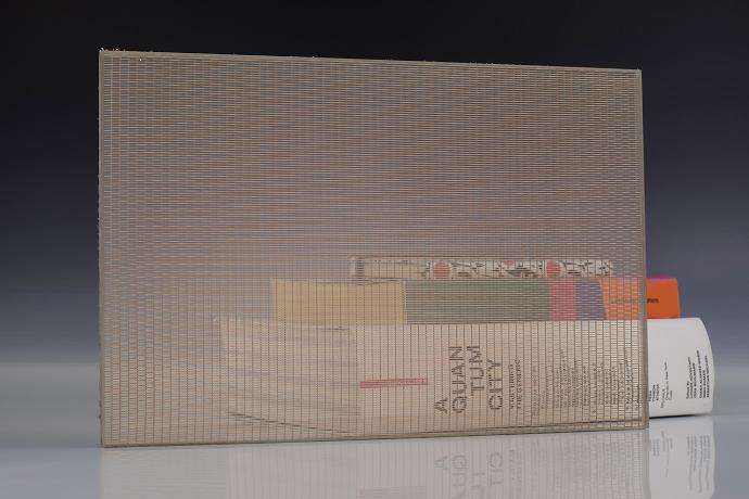Multiple bronze - multiple weft mesh - metalne mreže - uzorak Četverokutni komad stakla s brončanom mrežicom i knjige na neutralnoj pozadini