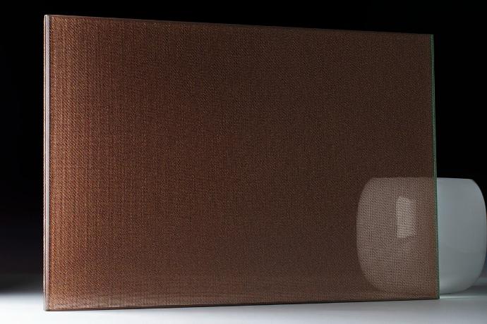 Diagonal mesh 25 copper - diagonal mesh 25 - metalne mreže - uzorak Četverokutni komad stakla s bakrenom mrežicom i zdjelica na tamnoj pozadini