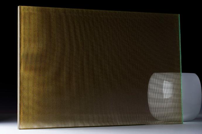 Fine mesh 35 gold - fine mesh 35 - metalne mreže - uzorak Četverokutni komad stakla sa zlatnom mrežicom i zdjelica na tamnoj pozadini