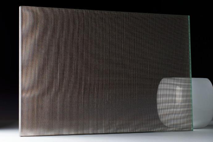 Četverokutni komad stakla s platinastom mrežicom i zdjelica na tamnoj pozadini