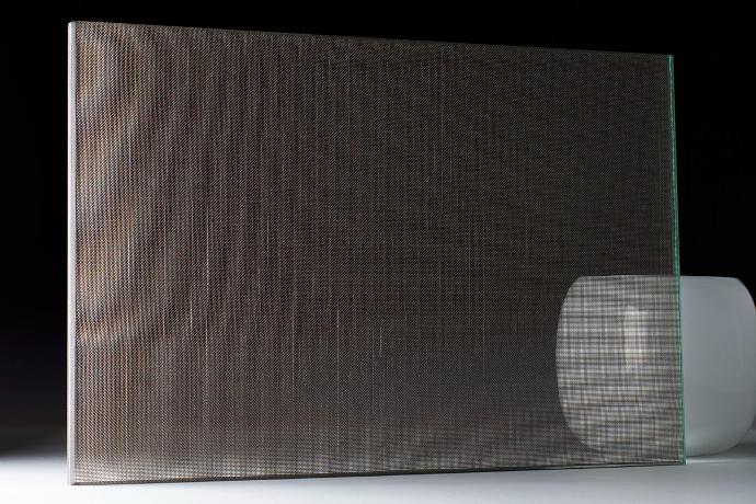 Fine mesh 35 platinum - fine mesh 35 - metalne mreže - uzorak Četverokutni komad stakla s platinastom mrežicom i zdjelica na tamnoj pozadini