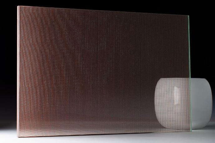 Fine mesh 55 copper - fine mesh 55 - metalne mreže - uzorak Četverokutni komad stakla s bakrenom mrežicom i zdjelica na tamnoj pozadini