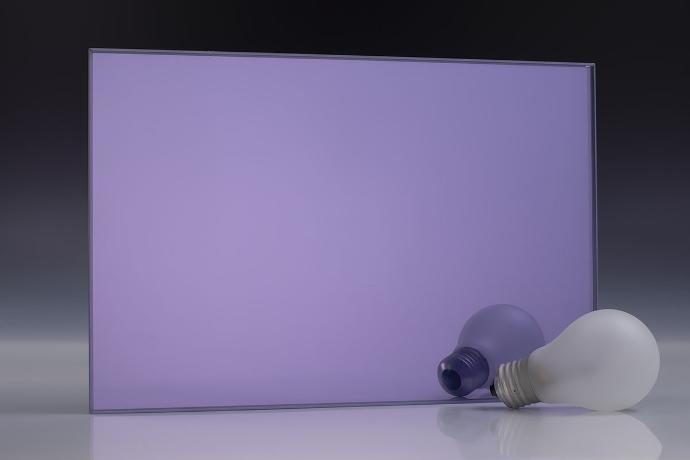 Purple - color laminated mirrors - stakla i ogledala u boji - uzorak Četverokutni komad ljubičastog ogledala i knjige na neutralnoj pozadini