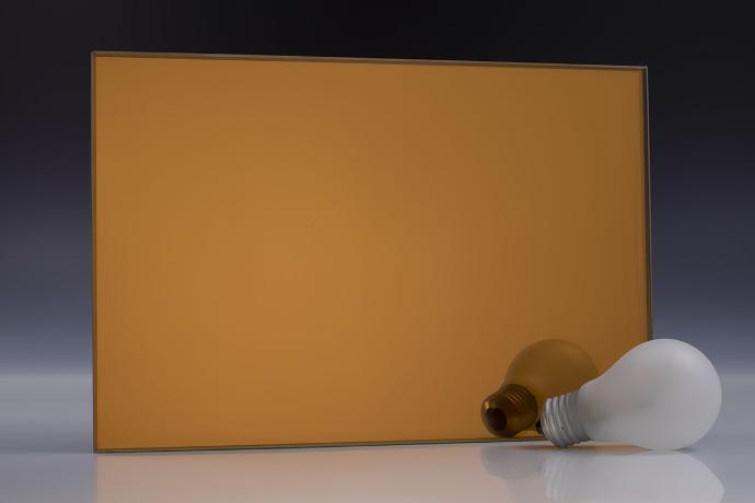 Orange - color laminated mirrors - stakla i ogledala u boji - uzorak Četverokutni komad narančastog ogledala i knjige na neutralnoj pozadini