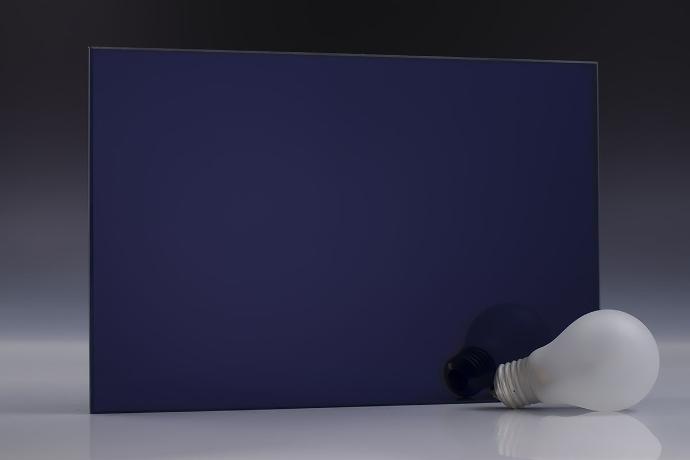 Echo blue - color laminated mirrors - stakla i ogledala u boji - uzorak Četverokutni komad plavog ogledala i knjige na neutralnoj pozadini