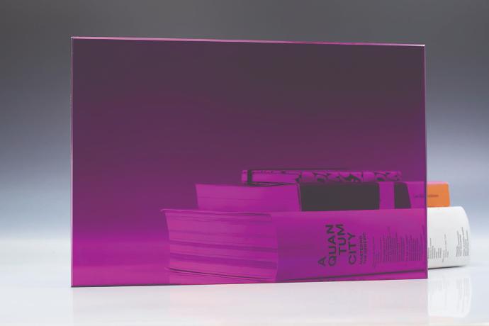 Purple - color transparent glass - stakla i ogledala u boji - uzorak Četverokutni komad ljubičastog transparentnog stakla i knjige na neutralnoj pozadini