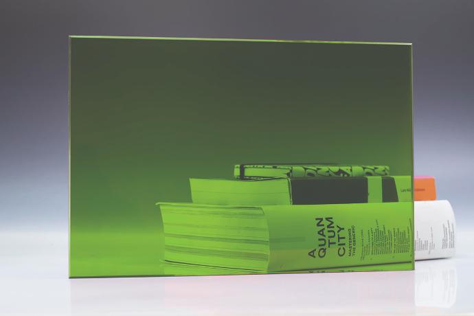 Green - color transparent glass - stakla i ogledala u boji - uzorak Četverokutni komad zelenog transparentnog stakla i knjige na neutralnoj pozadini