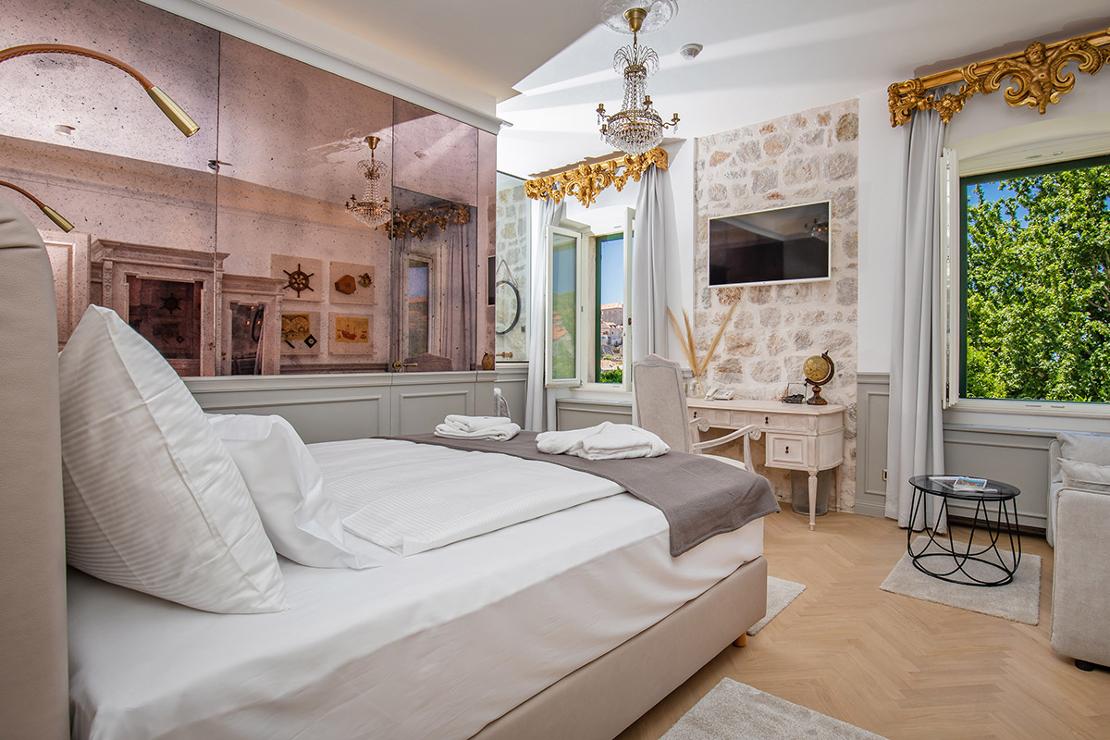 Luksuzni interijer spavaće sobe s antiknim ogledalima